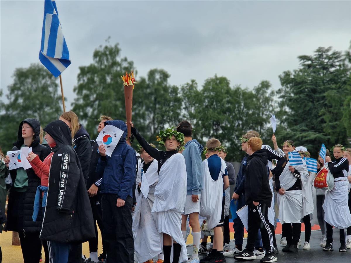 elever som går i tog - Klikk for stort bilde