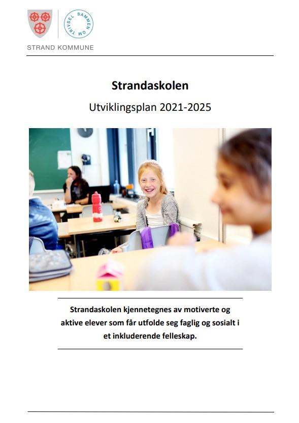 forsiden til Strandaskolens utviklingsplan 2021-2025 med bilde av et klasserom med en smilende jente i fokus - Klikk for stort bilde