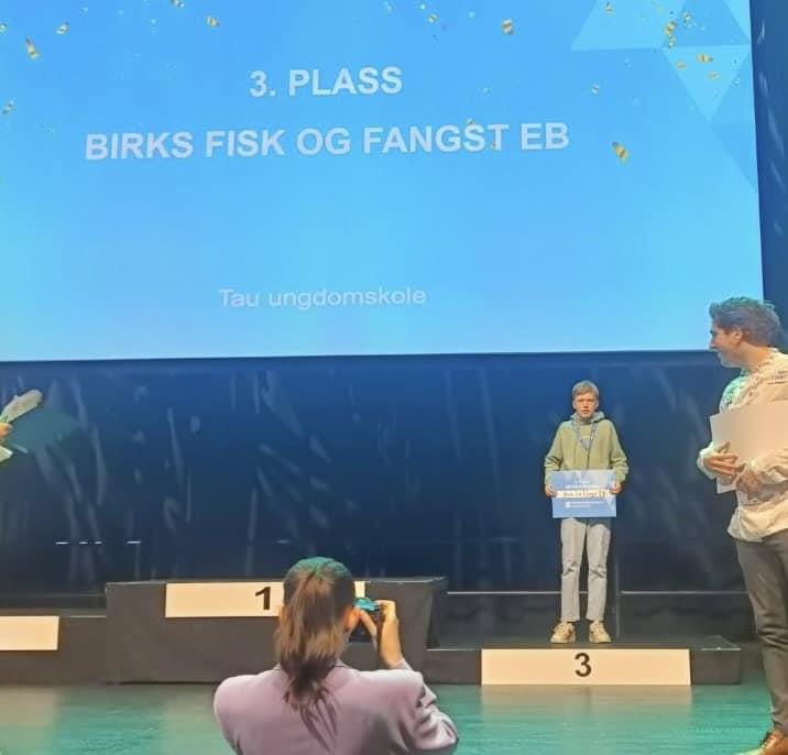 Elev som står på 3.plass på podiet i fylkesmesterskapet for elevbedrifter - Klikk for stort bilde