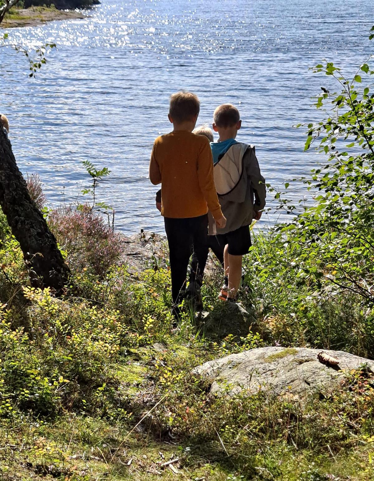 To gutter som går på en sti ned til vannet - Klikk for stort bilde